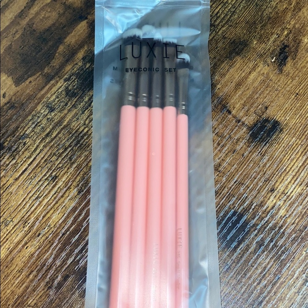 New in package LUXIE brushes.